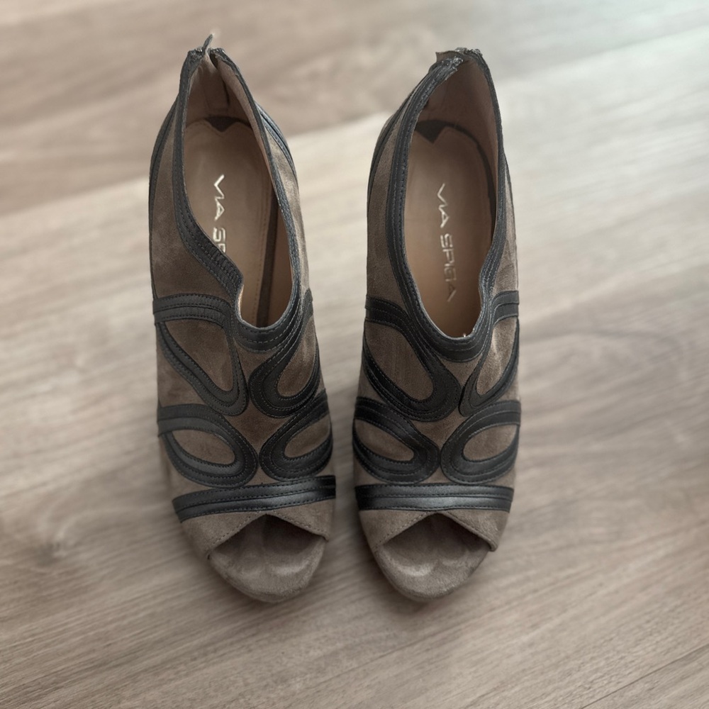 Via Spiga Women's Grey and Black Peep Toe Shoes size 7m PRE-Loved!